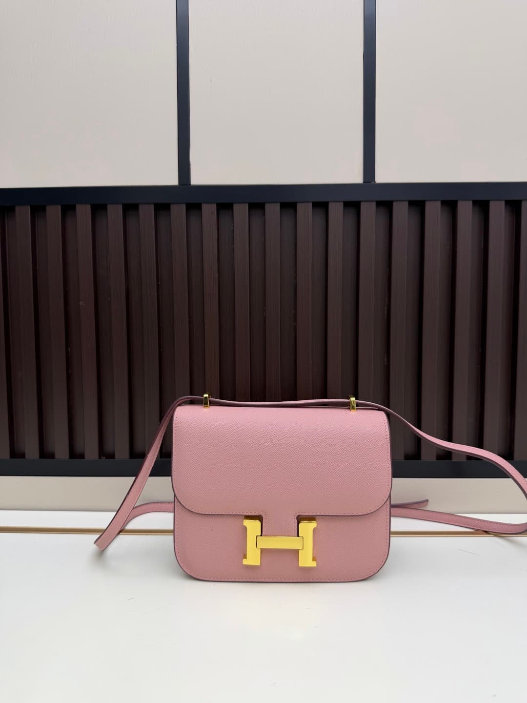 C4779 The flight attendant’s bag is small size💰 I really love this Hermès Kangkang bag – it’s like the white moon in my heart. The color is extremely gentle. The shape of the bag is elegant. I usually wear it with light-colored clothes: a coat in winter, — image 1