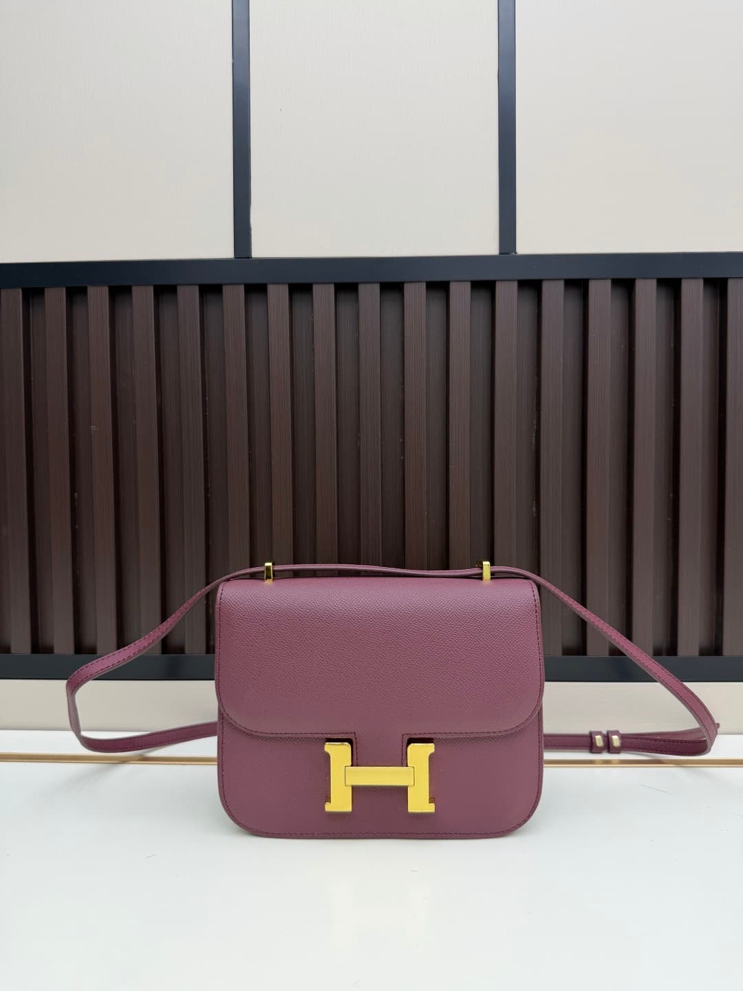 C4778 The flight attendant’s bag is a small size💰 I really love this Hermès Kangkang bag – it’s just the perfect “white moonlight” in my mind. The color is extremely gentle. The shape of the bag is very elegant. I usually pair it with light-colored clothe — image 1