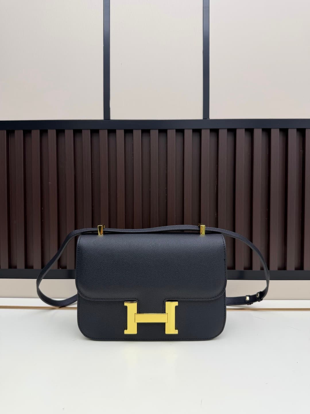 C4763 The flight attendant’s large-sized bag…💰 This Hermès Kangkang bag is simply the “white moonlight” in my mind. The color is extremely gentle. The shape of the bag is elegant and stylish. I usually wear it with light-colored clothes – a coat in winter — image 1