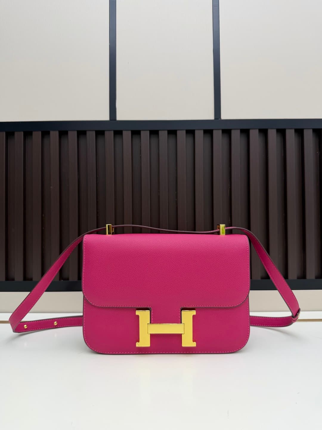 C4768 The flight attendant’s large-sized bag💰 – this Hermès Kangkang bag is simply the perfect “white moonlight” in my mind. The color is extremely gentle; the shape of the bag is elegant. I usually pair it with light-colored clothes: wear it with a coat — image 1