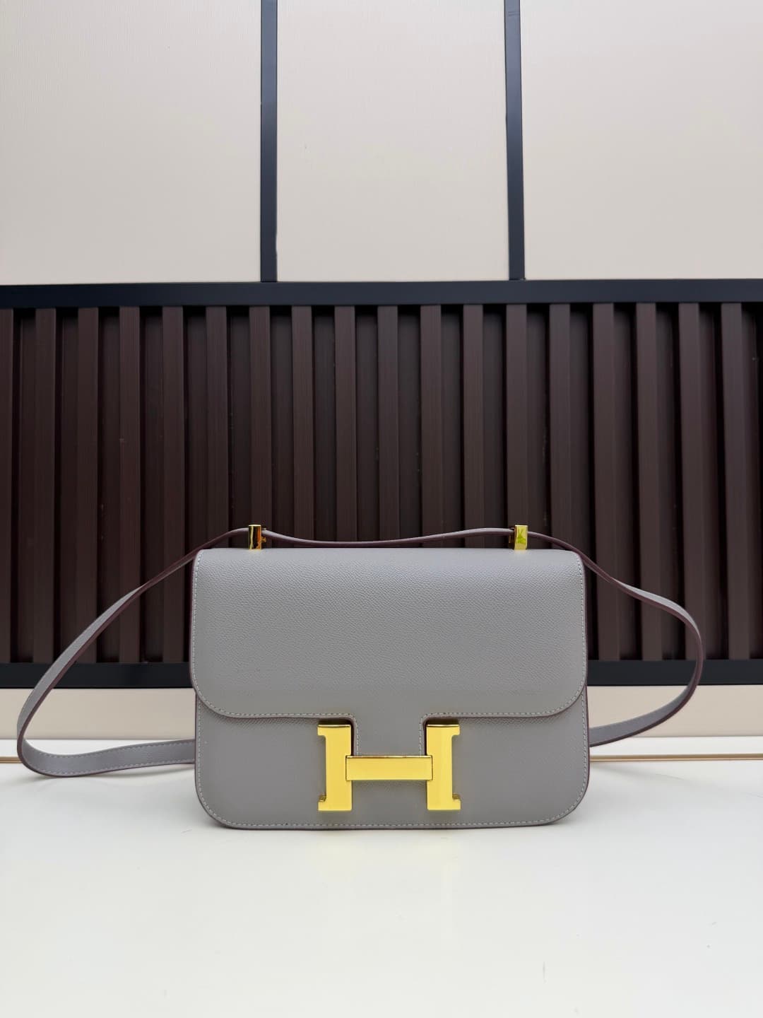 C4765 The flight attendant’s large-sized bag💰 – this Hermès Kangkang bag is simply the perfect accessory. Its color is extremely delicate and elegant. The shape of the bag suits a refined style. I usually wear it with light-colored clothes: in winter, I w — image 1