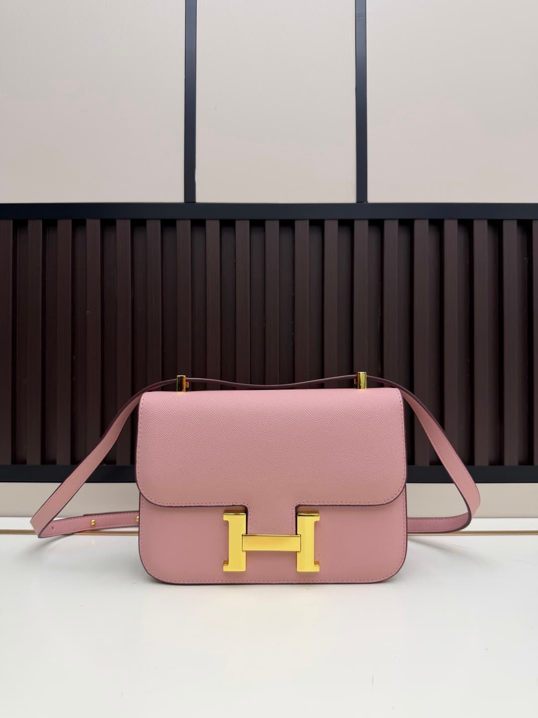 C4764 The flight attendant’s large-sized bag💰 – this Hermès Kangkang bag is simply the perfect accessory. Its color is extremely gentle; the shape is also very elegant. I usually wear it with light-colored clothes: a coat in winter, or a down jacket; in s — image 1