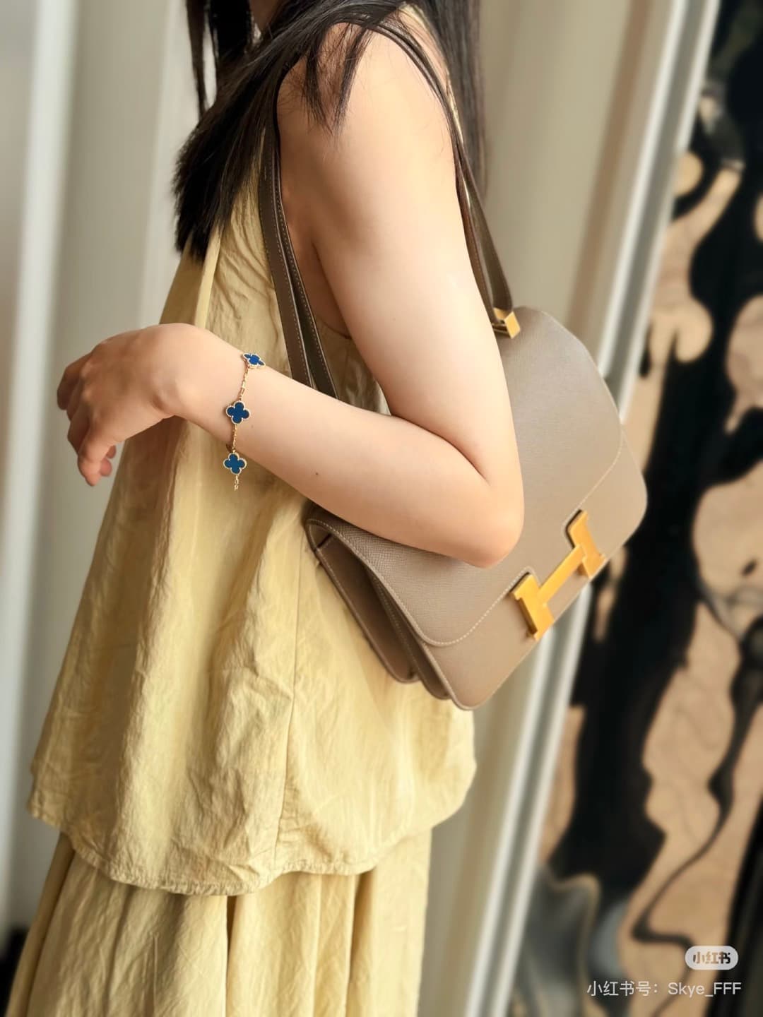 C4762 The flight attendant’s large-sized bag💰 – this Hermès Kangkang bag is simply the “white moonlight” in my mind. The color is extremely gentle. The shape of the bag is elegant and stylish. I usually pair it with light-colored clothes: wear it with a c — image 1