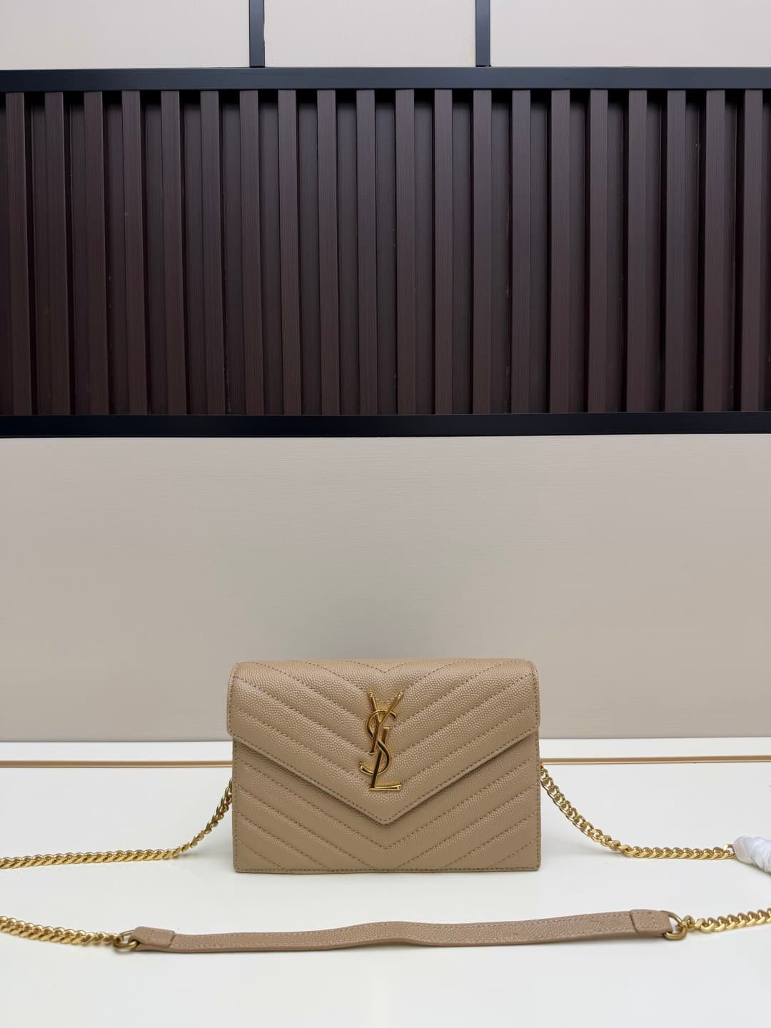 C8660 YSL Saint Laurent has released a hit product 👉 I have to say that (Saint Laurent)💗 The chain bag is extremely popular in the fashion world. This established French luxury brand has a special charm; LOOK lacks no highlights💫! The bag is made of impor — image 1