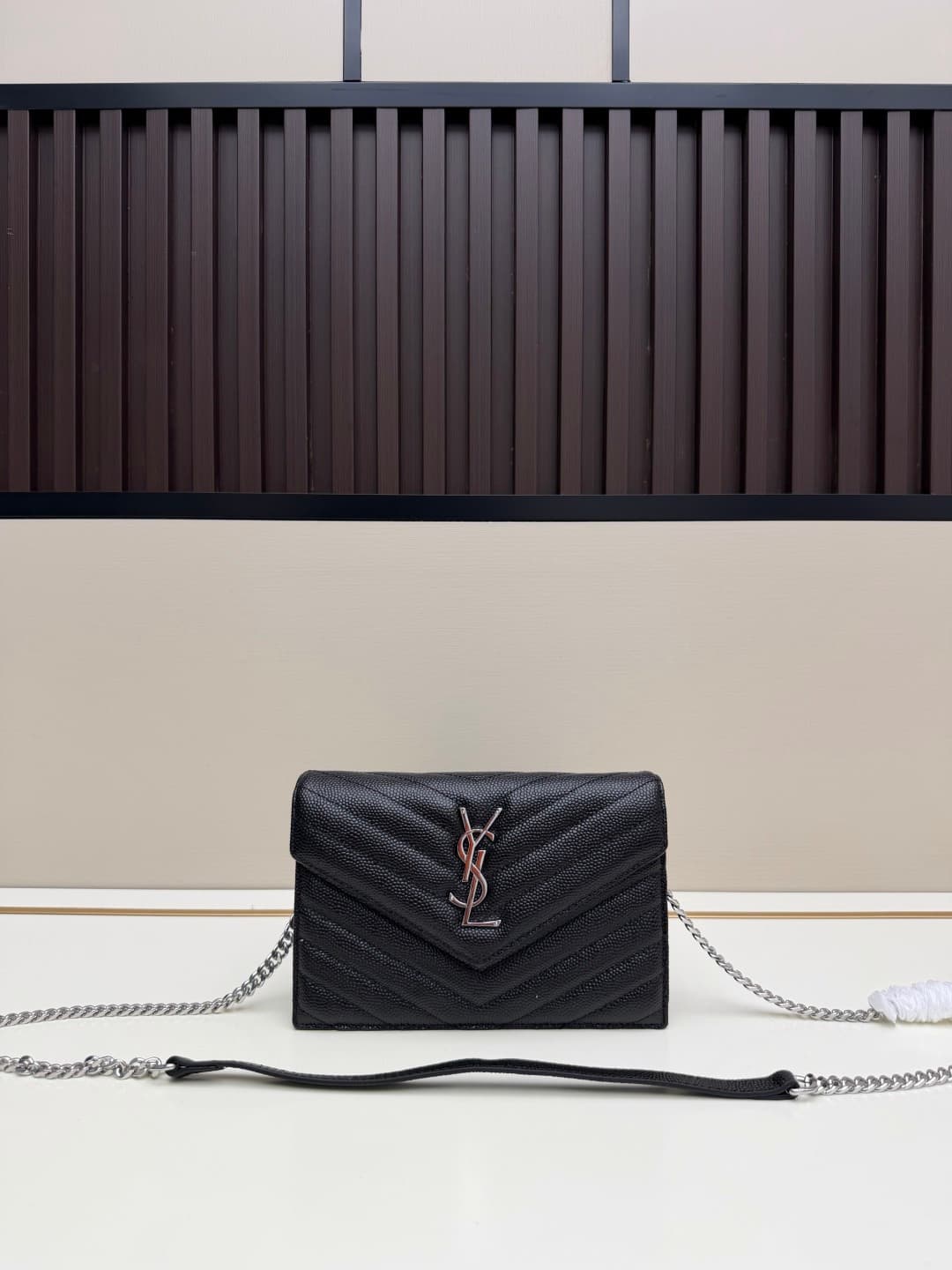 C8657 YSL Saint Laurent has released a hit product 👉 I have to say that (Saint Laurent)💗 The chain bag is extremely popular in the fashion world. This established French luxury brand has a special charm; it’s full of unique features💫! The bag is made from — image 1
