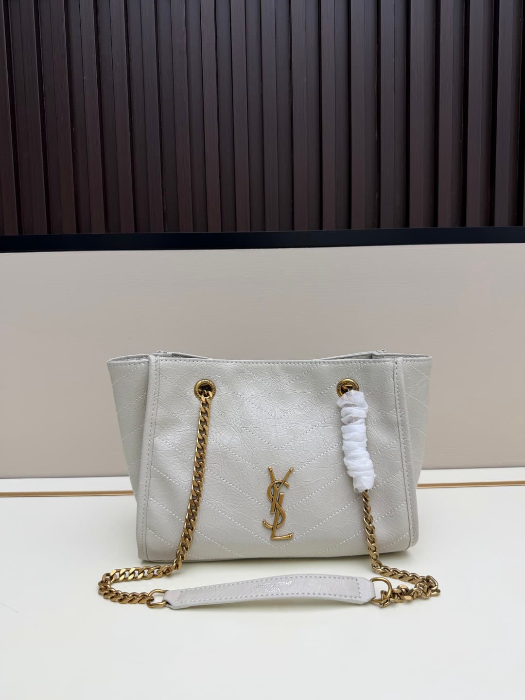 C8647 New small size 💰 YSL NIKI shopping bag – new model ||| The recent Saint Laurent shopping bags have a golden logo and golden chains; they are very eye-catching. There are two sizes: the large size can be used as a file and computer bag, making it per — image 1