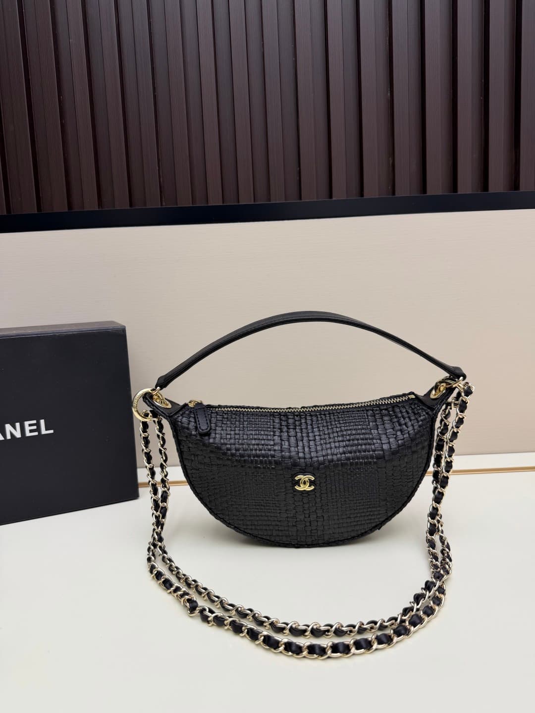 C678 Chanel 26 underarm bag – a crescent-shaped bag. It’s very lightweight and can be carried across the shoulder. Leather made from grainy cowhide is considered one of the most durable materials used by Chanel; it doesn’t break easily. However, the phone — image 1