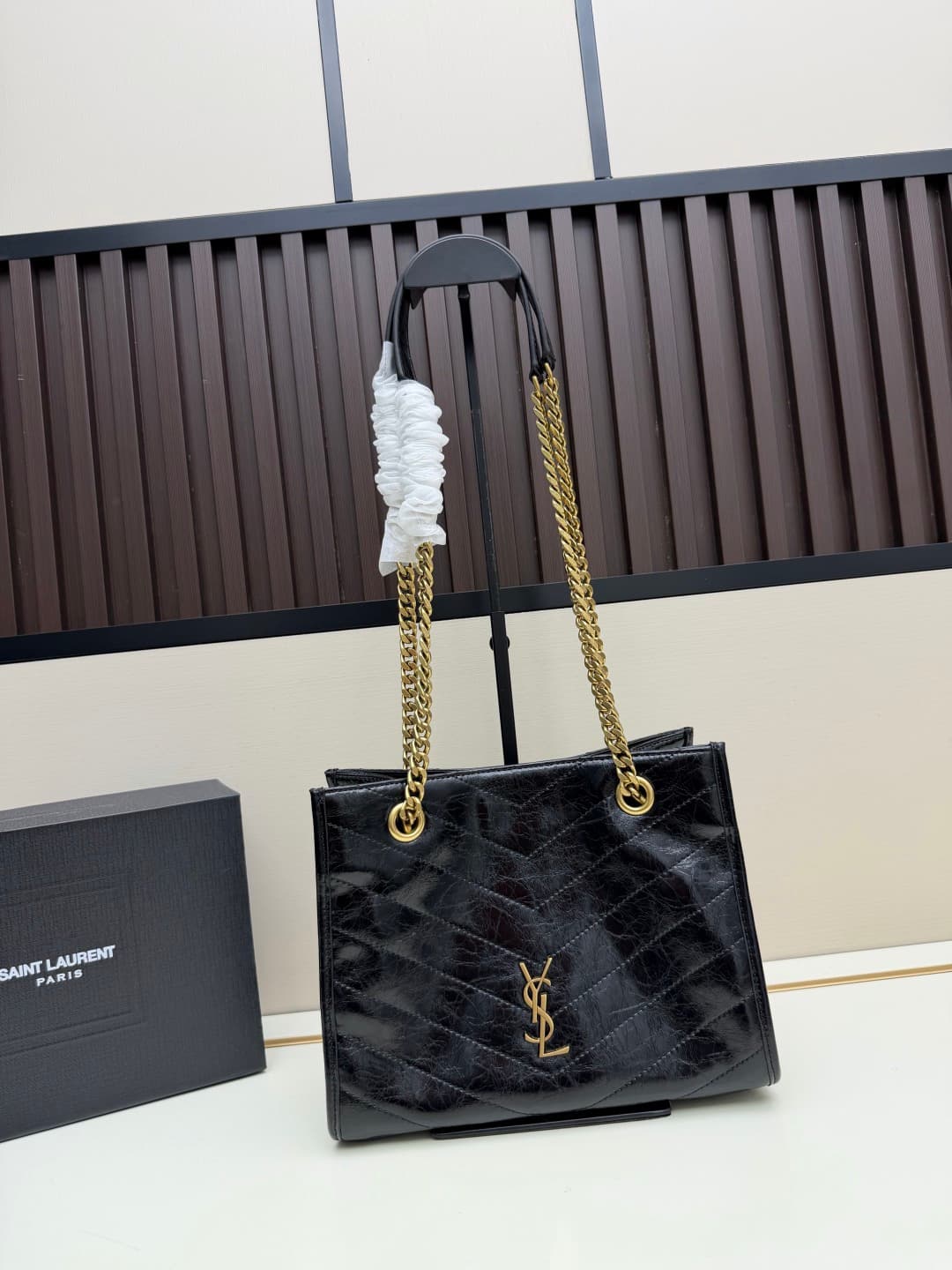 C8622 👉 Vintage/retro Black leather or gold🌈 Saint Laurent Niki small shopping bag, with a stunning black-and-gold color scheme! Made of oiled cowhide, it features natural wrinkles on the surface, giving it a soft and durable feel. Metal chain shoulder st — image 1