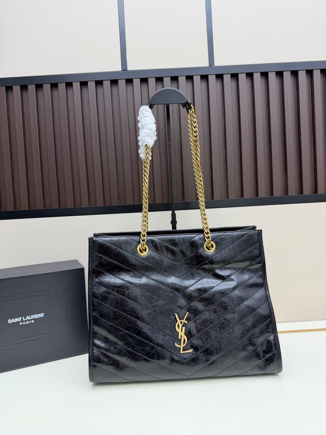 C8621 👉 Vintage/retro black leather or gold🌈 Saint Laurent Niki large shopping bag – the black and gold color scheme is truly elegant! Made of oil-waxed cowhide, with natural wrinkles on the surface. It feels soft and durable. Features metal chain straps — image 1