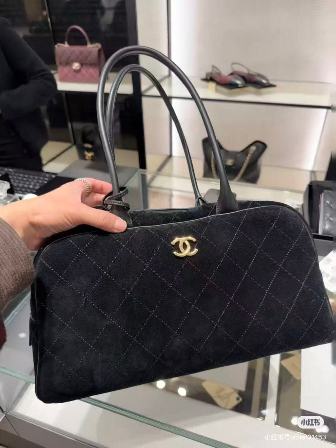 C671 .𝐂𝐡𝐚𝐧𝐞𝐥 𝟐𝟔𝐬𝐬 New Model Bowling Bag — image 1