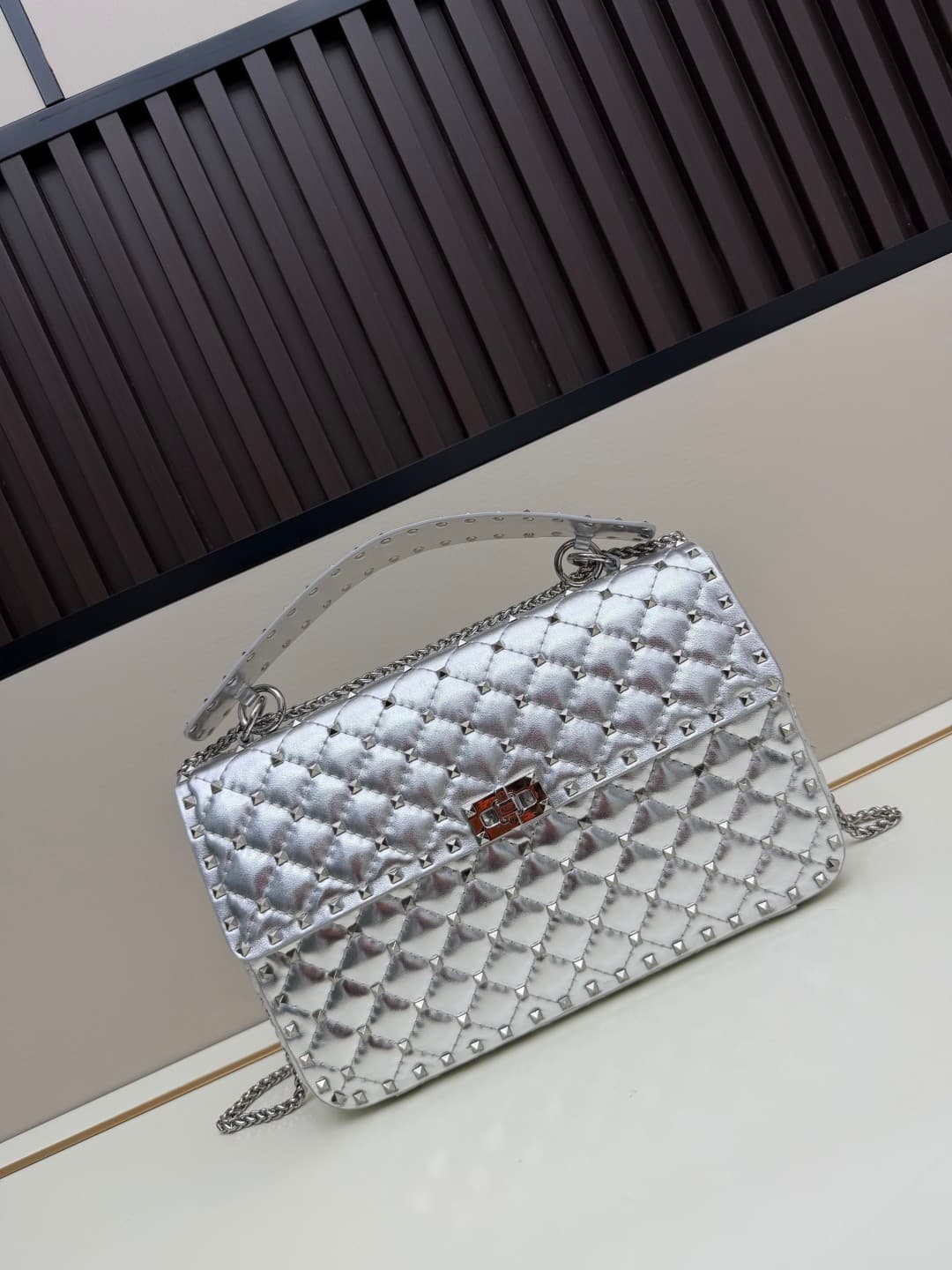 C7738 Large 0128#Valentino Valentino🆕🆕 women’s handbag, GARAVANI ROCKSTUD SPIKE 😈🤘🏻 The bag is made of soft🇦🇷羊 skin😎 with intricate lattice embroidery and tiny rivets🛠️ on the inside layer of羊 skin👩🏻♀️ It comes with detachable handles☃️ sliding clasp and — image 1
