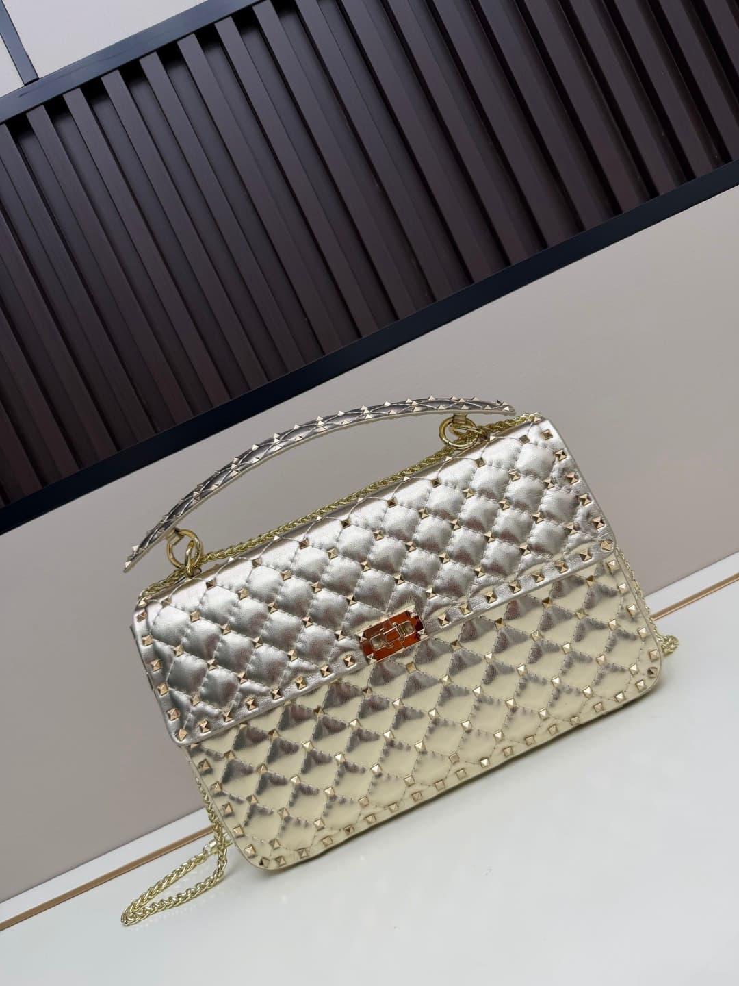 C7737 Large 0128#Valentino Valentino 🆕🆕 women’s handbag, GARAVANI ROCKSTUD SPIKE 😈🤘🏻 The bag is made of soft 🇦🇷羊 skin 😎 with intricate lattice embroidery and miniature rivets 🛠️. The interior is covered with羊 skin 👩🏻♀️. It comes with detachable handles ☃️