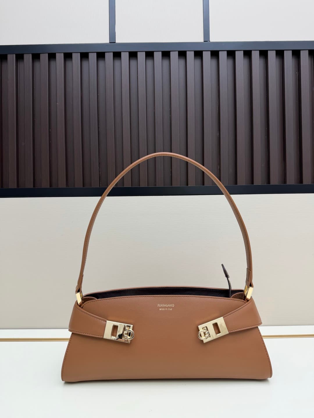 C36164 New Ferragamo model | 26SS – New horizontal-style Hug shoulder bag | An elegant item that carries elegance on the shoulders 👜