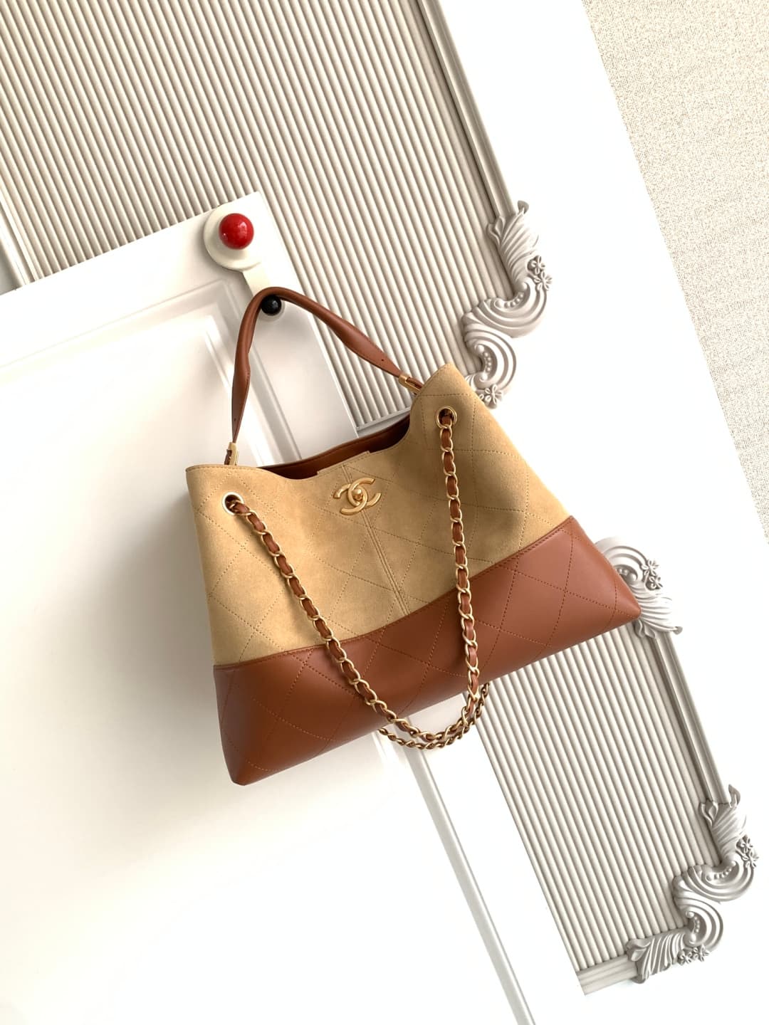 C710 🇨🇳🇮🇹🇫🇷AS5634 Chanel Classic multi-color tote bag. The mix of suede and leather creates a unique texture, with gold-chain details that add elegance. The diamond pattern embodies French sophistication, and the double “C” logo is an eternal symbol of st — image 1