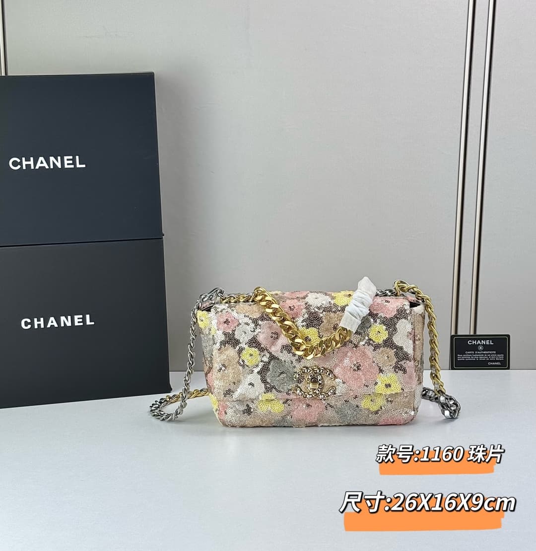C793 🌸 Chanel 19 bag’s classic sequin-lined clasp design — image 1