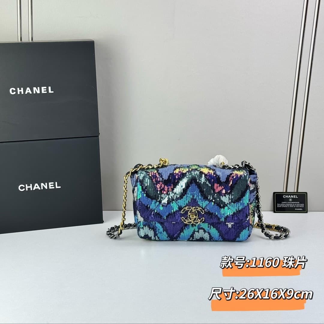 C792 🌸 Chanel 19 bag’s classic sequin-lined closure design — image 1