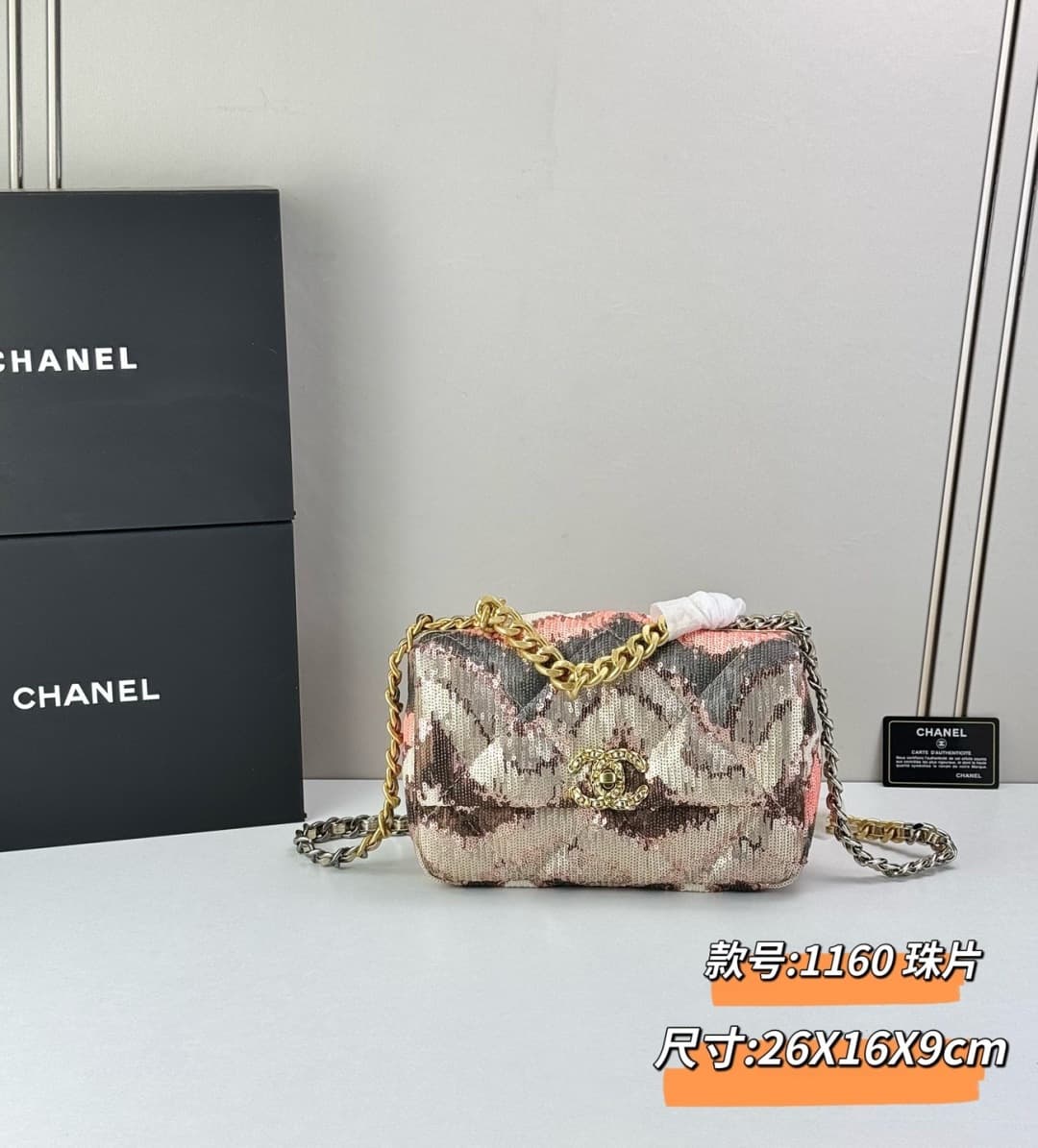 C790 🌸 Chanel 19 bag’s classic sequin-lined closure design — image 1