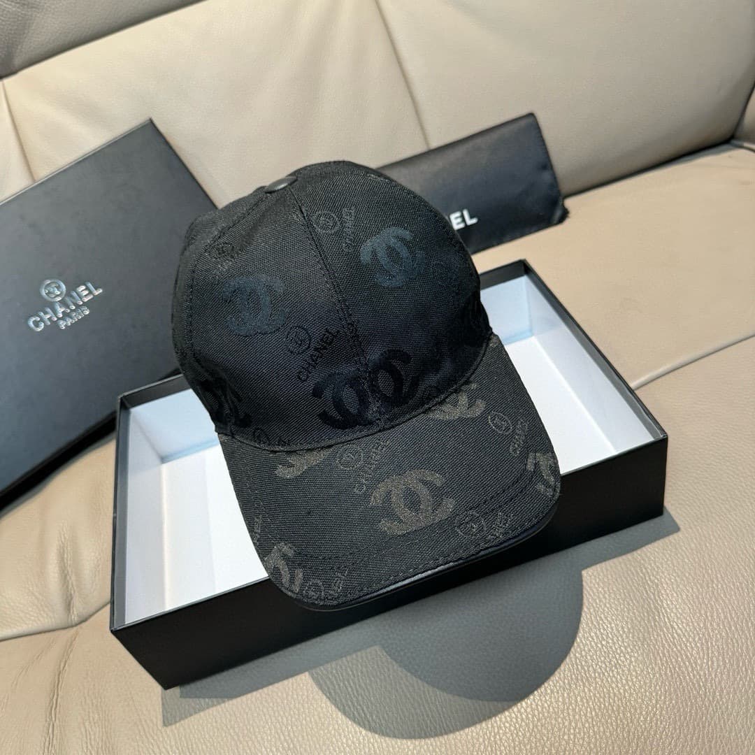 C29854 Packaged in a bag, Chanel classic original baseball cap. Features the classic “double C” logo. Customized by 1:1; made from genuine sail fabric and first-grade cowhide material – lightweight and breathable! The quality is excellent. The head circum — image 1