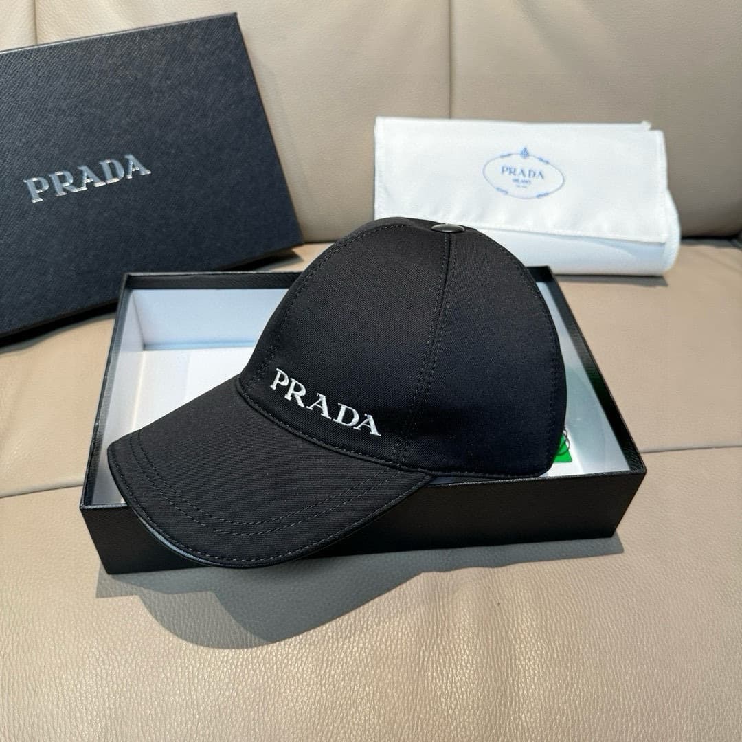 C29851 Baggy cloth bag, Prada new model baseball cap. Embroidered logo. Customized by 1:1. Original pure cotton fabric + top-grade cowhide material. Lightweight and breathable! Excellent quality. Basic head circumference: 56. Adjustable clip. — image 1