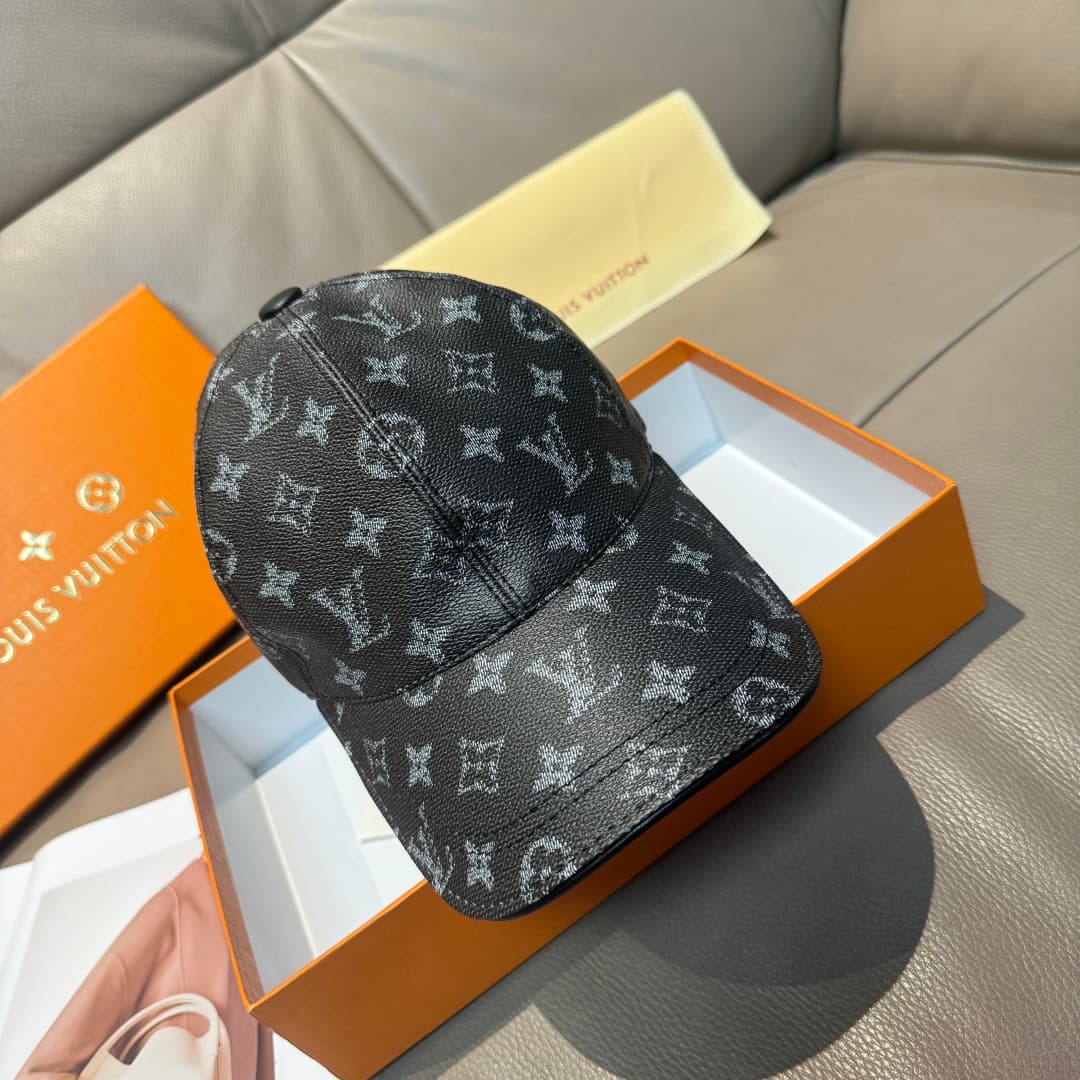 C29847 It comes with a packaging bag. It’s a classic LV baseball cap – featuring classic monogram patterns. It is custom-molded and produced on order; made of PU leather and top-grain cowhide for edge finishing. It’s in extremely high demand all year roun — image 1