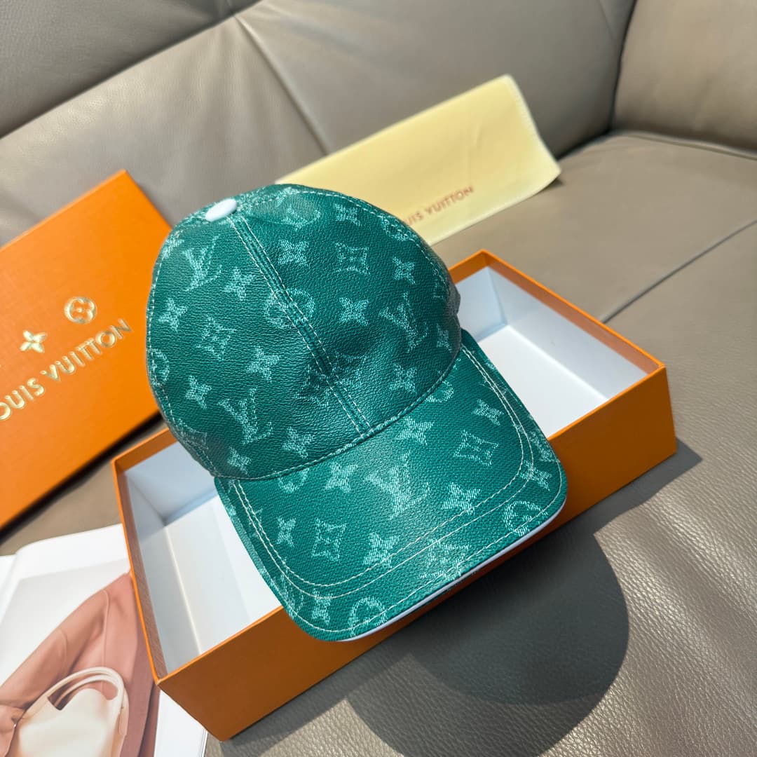 C29846 It comes with a packaging bag. It’s a classic LV baseball cap – featuring classic monogram patterns. It is custom-made according to the pattern 1:1. The cap is made of genuine PU leather and top-grain cowhide for edge finishing. It’s in extremely h — image 1