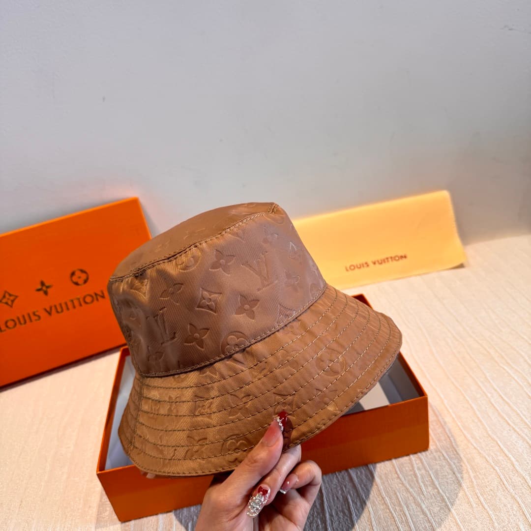 C29820 Packaged in a cloth bag. Lv classic model fisherman hat – top quality version. Customized by 1:1. Made from original satin print fabric + pure cotton lining, very lightweight and breathable! Exceptional quality. Basic head circumference: 57. Stylis — image 1