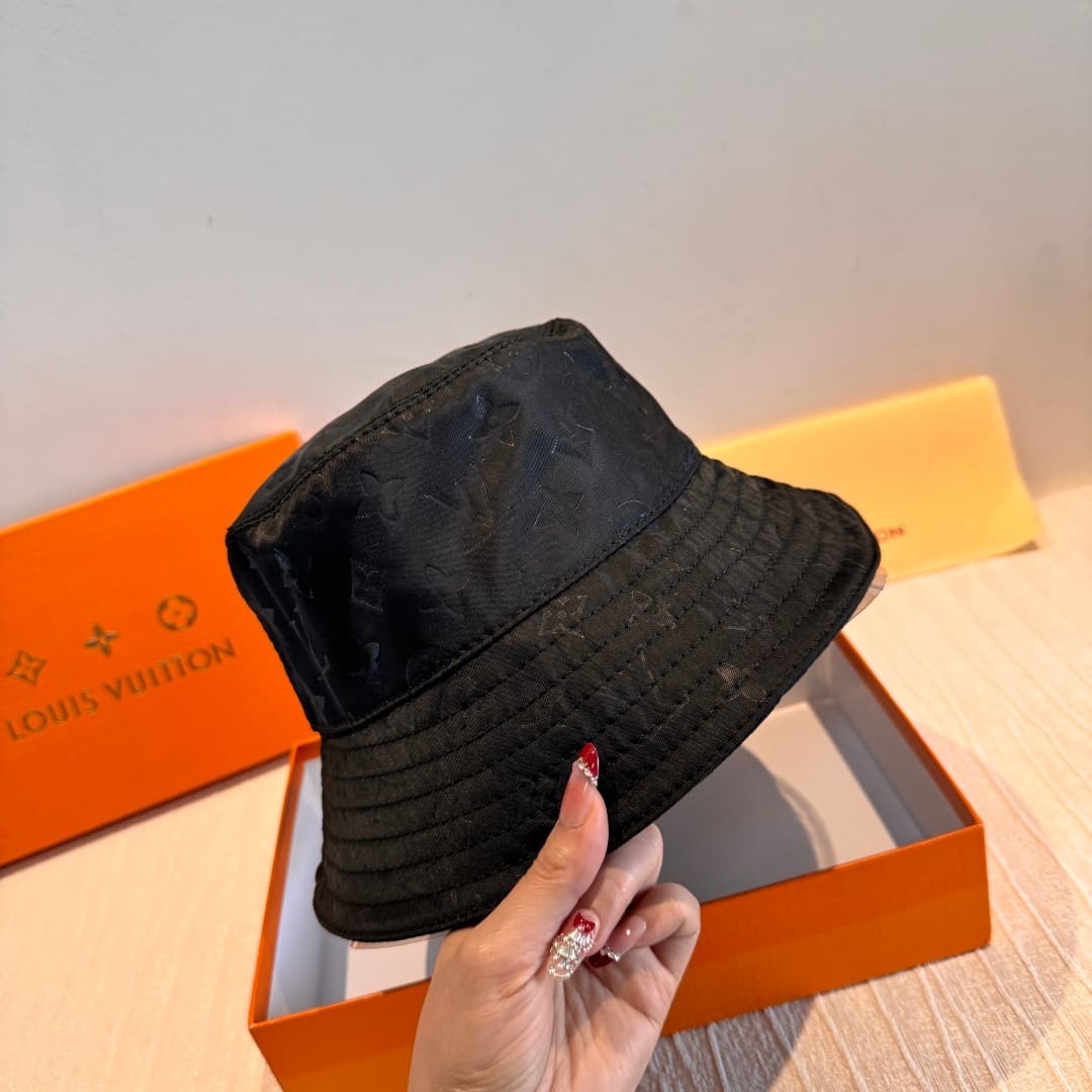 C29819 Packaged in a cloth bag. Lv classic model fisherman hat – top quality version. Customized by 1:1. Made from original satin weave fabric and pure cotton lining, providing breathability and lightness! The quality is excellent. Basic head circumferenc — image 1