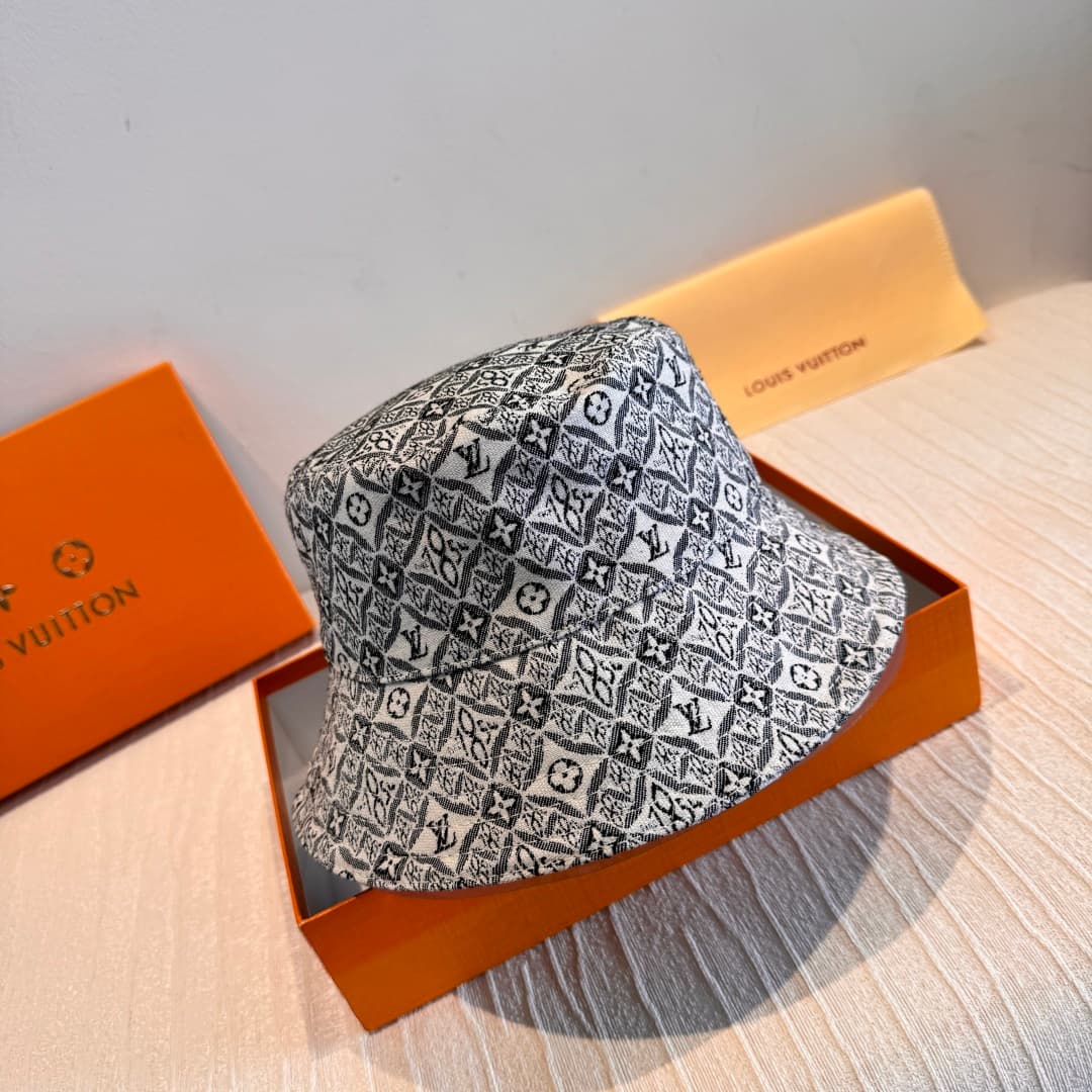 C29814 It comes with a packaging bag. It’s a classic Lv-style fisherman hat; the top version. Customized by 1:1. Made from original denim print fabric and pure cotton lining, making it lightweight and breathable! The quality is excellent. The head circumf