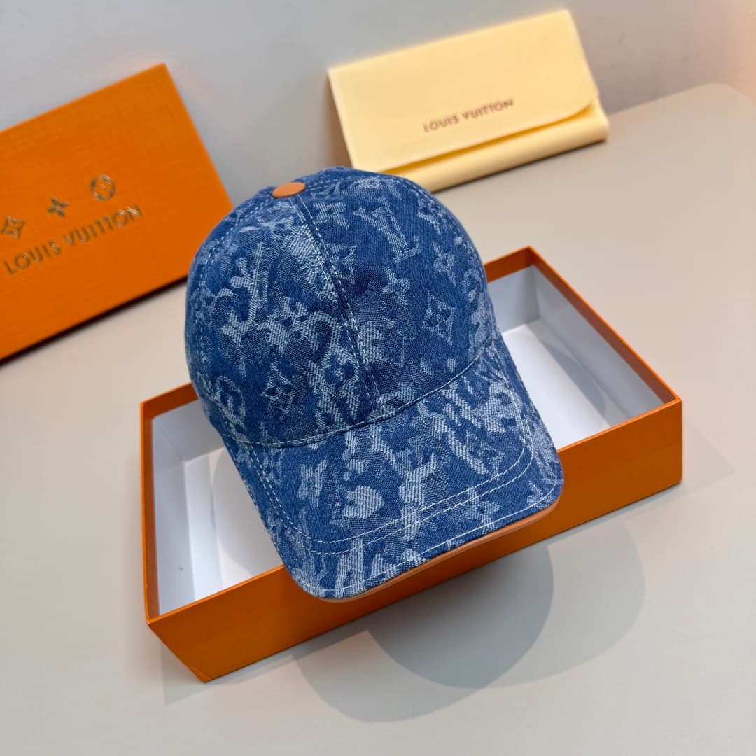 C29811 Bag with a box, new LV Louis Vuitton baseball cap with original design, LV denim print fabric. Custom-made by 1:1. Original canvas material + top-grade cowhide, lightweight and breathable! Excellent quality. Basic head circumference: 56, adjustable