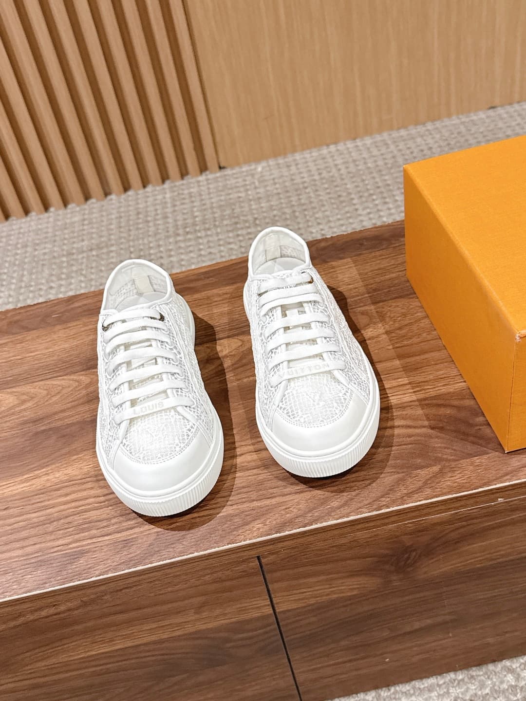 D9282 New LOUIS VUITTON lace-trimmed casual sports skate shoes at the custom purchasing level — image 1
