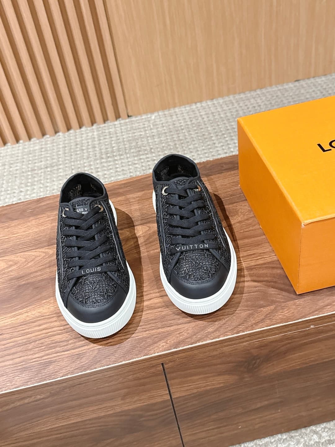 D9280 New LOUIS VUITTON lace-trimmed casual sports skate shoes at the purchasing-level — image 1