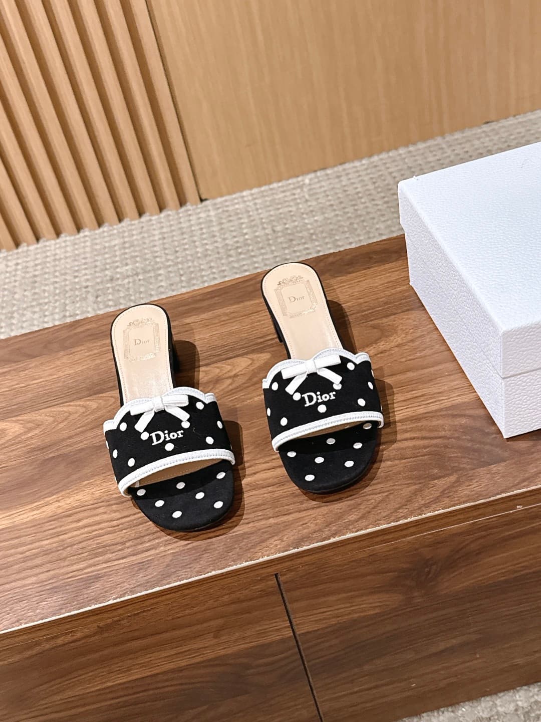 D5798 CHRISTIAN DIOR Early Autumn new design polka dot bowed sandals — image 1