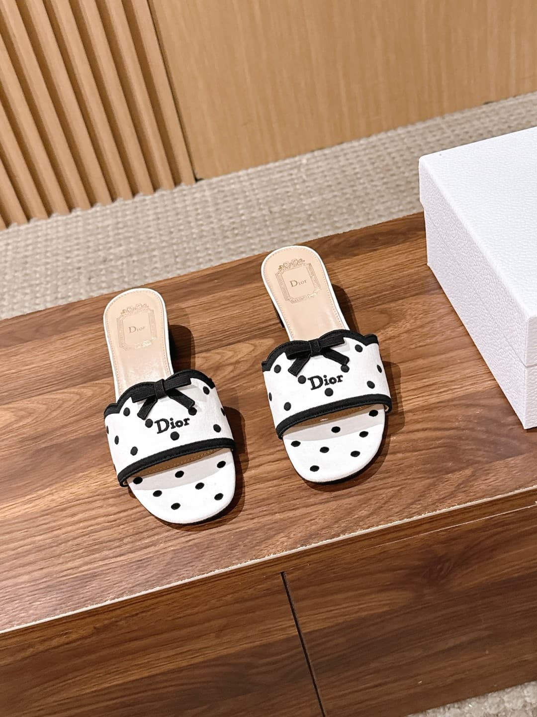 D5797 CHRISTIAN DIOR – Dior’s early autumn collection: new polka-dot and bowed sandals — image 1