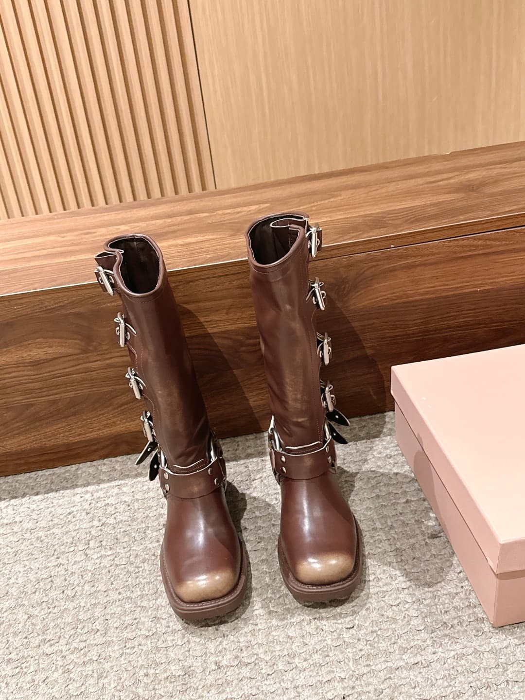 D10573 MIU MIU: Classic autumn/winter model with full buckles, designed for runway shows; mid-height boots with a worn-out look and color fading! — image 1