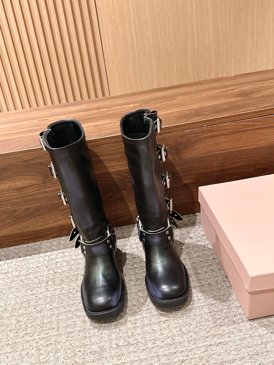 D10572 MIU MIU: Classic autumn/winter boots with full buckles, designed for fashion shows. They are short boots with a worn-out look and a leather-like texture! — image 1