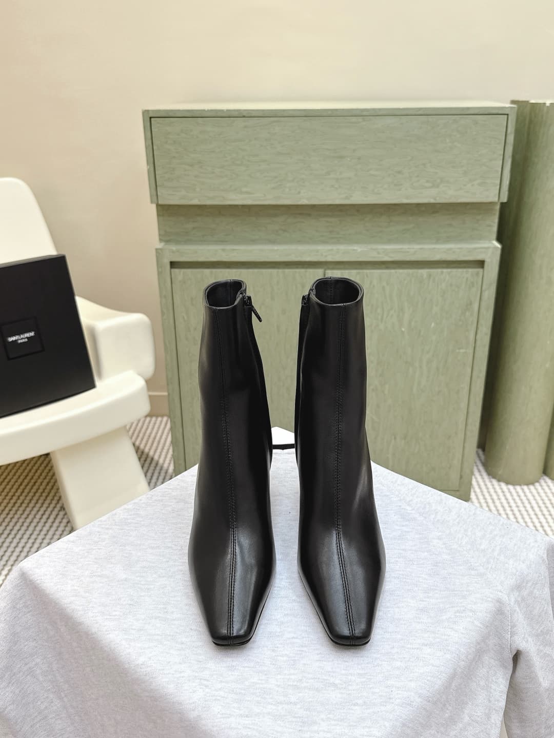 D12077 Custom shopping level | D092🦁 Elegant design, Saint Laurent’s new square-toe high heels in various lengths. Who doesn’t need a pair of new boots for early autumn? In the romantic autumn season, wearing a pair of boots or sneakers is absolutely stun — image 1