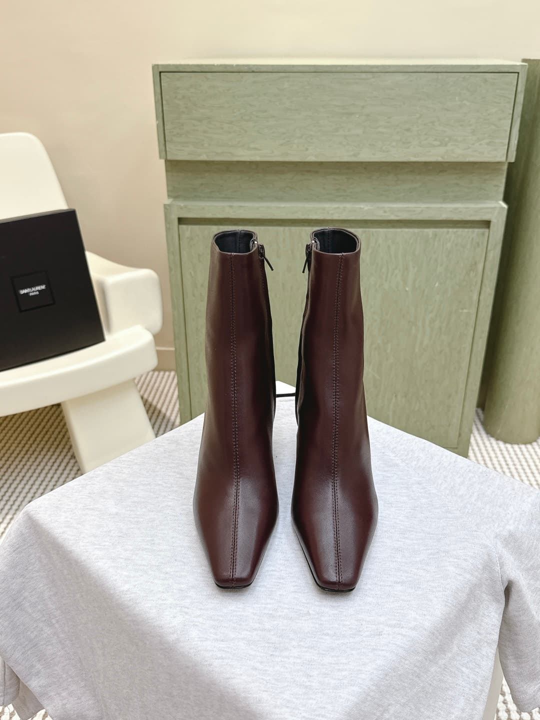 D12076 Custom shopping level|D092🦁 Elegant and stylish Saint Laurent new models with square toe, high heels of various lengths. Who doesn’t need a pair of new boots for early autumn? In the romantic autumn season, wearing a pair of boots or slippers is ab — image 1