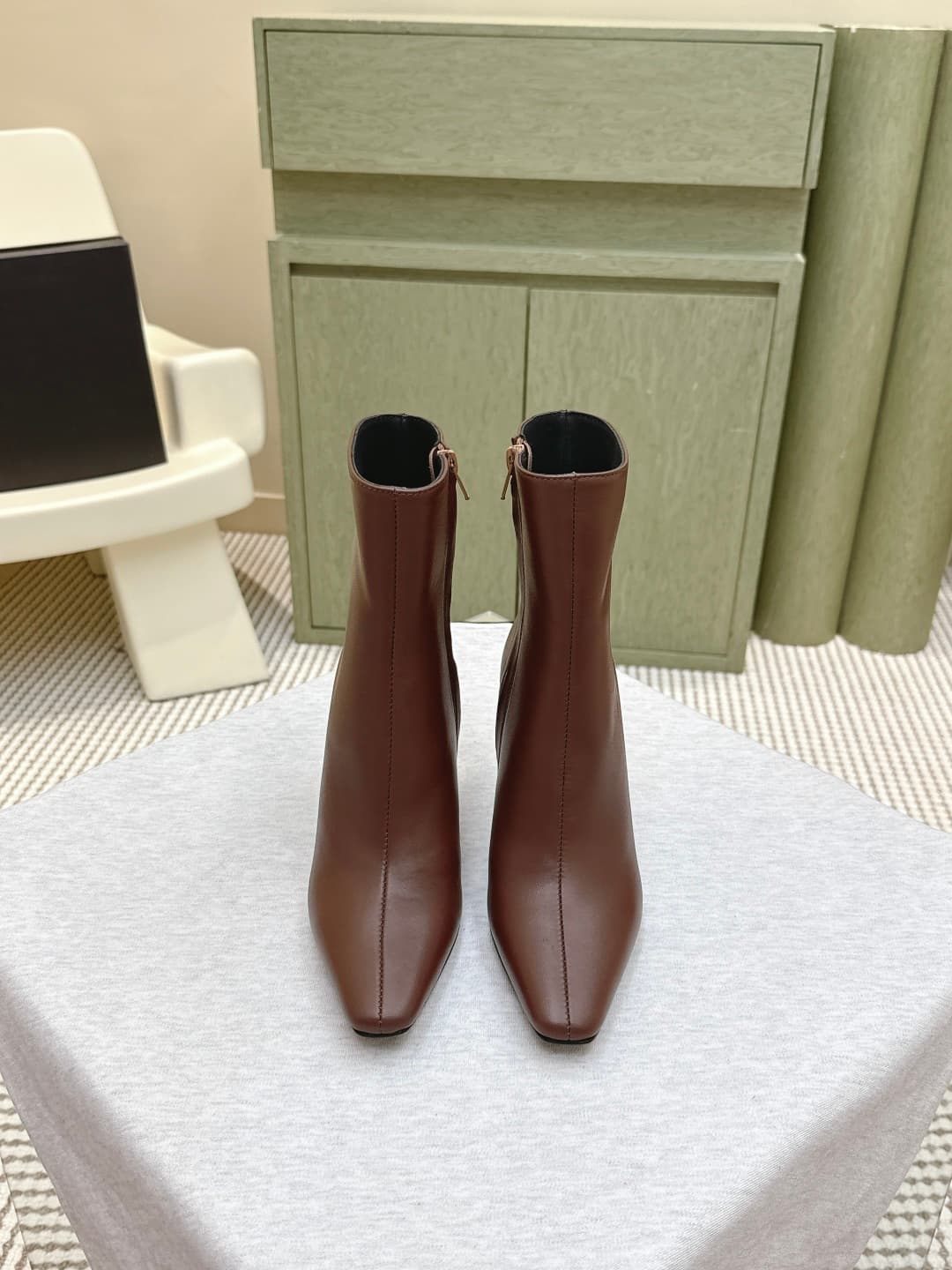 D12068 Buyer’s level | D425🦁 Elegant & stylish Saint Laurent new model pointed high heels, both long and short. Who doesn’t need a pair of new boots in early autumn? In the romantic autumn season, wearing a pair of boots or sneakers is absolutely stunning — image 1