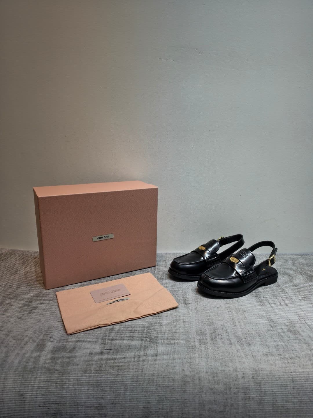 D10650 MIUMIU 2026 New Vintage/Retro Loafers – The upper is made of high-quality calfskin or leather; some models feature aged waxed leather, giving a vintage look. There are also different versions with glossy polished leather, wine-red dyed leather, and — image 1