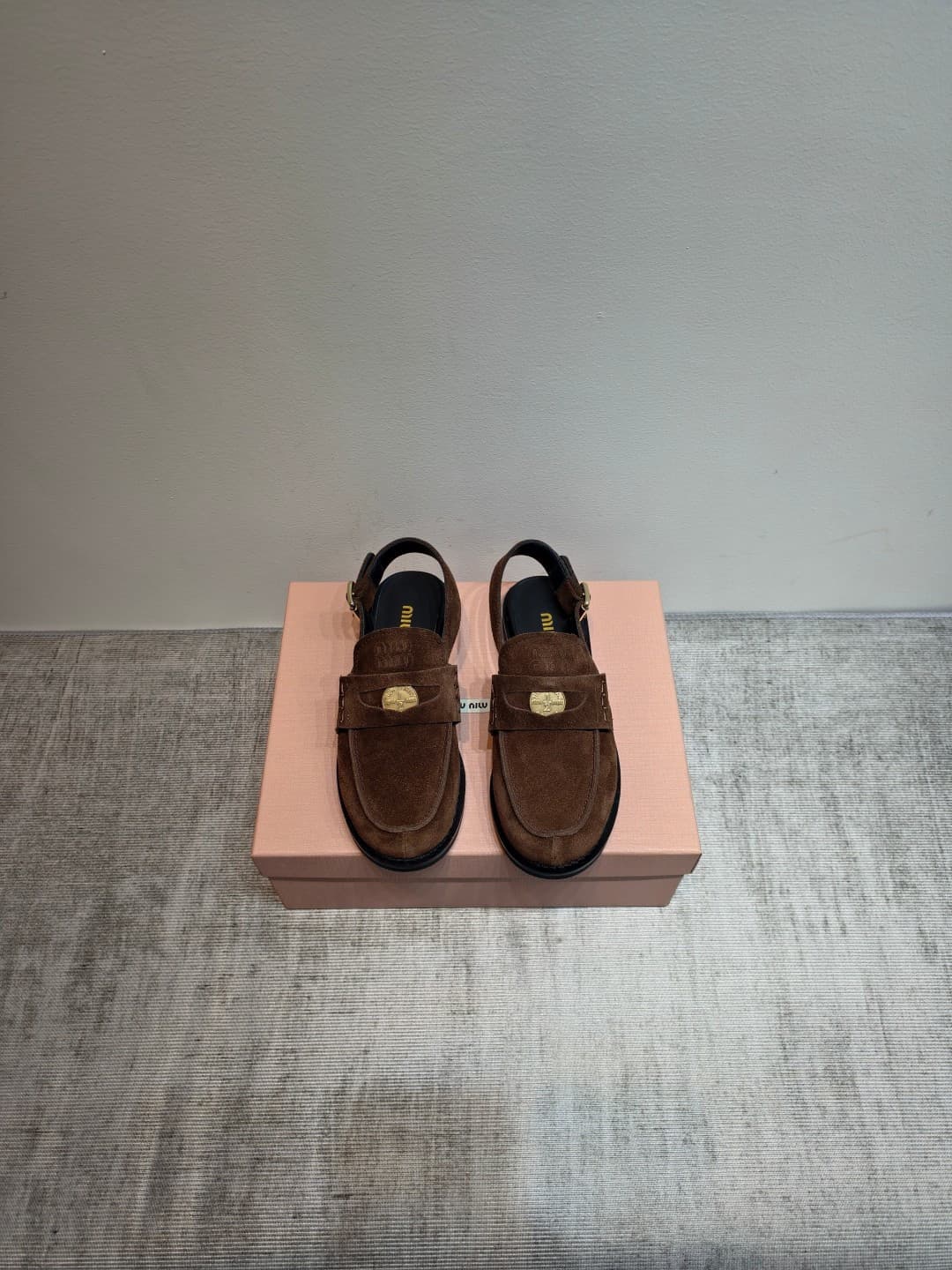 D10648 MIUMIU 2026 new vintage/retro shoes. The upper is made of high-quality calfskin or leather; some models feature aged waxed leather, giving a vintage look. There are also different versions with glossy polished leather, wine-red colored leather, and — image 1