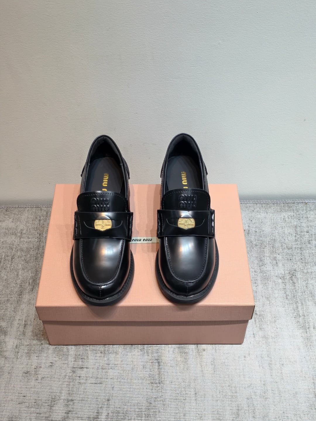 D10645 MIUMIU 2026 New Vintage/Retro Loafers – Upper: The main part is high-quality calfskin/leather; some models feature aged waxed leather, giving a vintage look. There are also different versions such as glossy polished leather, wine-red dyed leather, — image 1