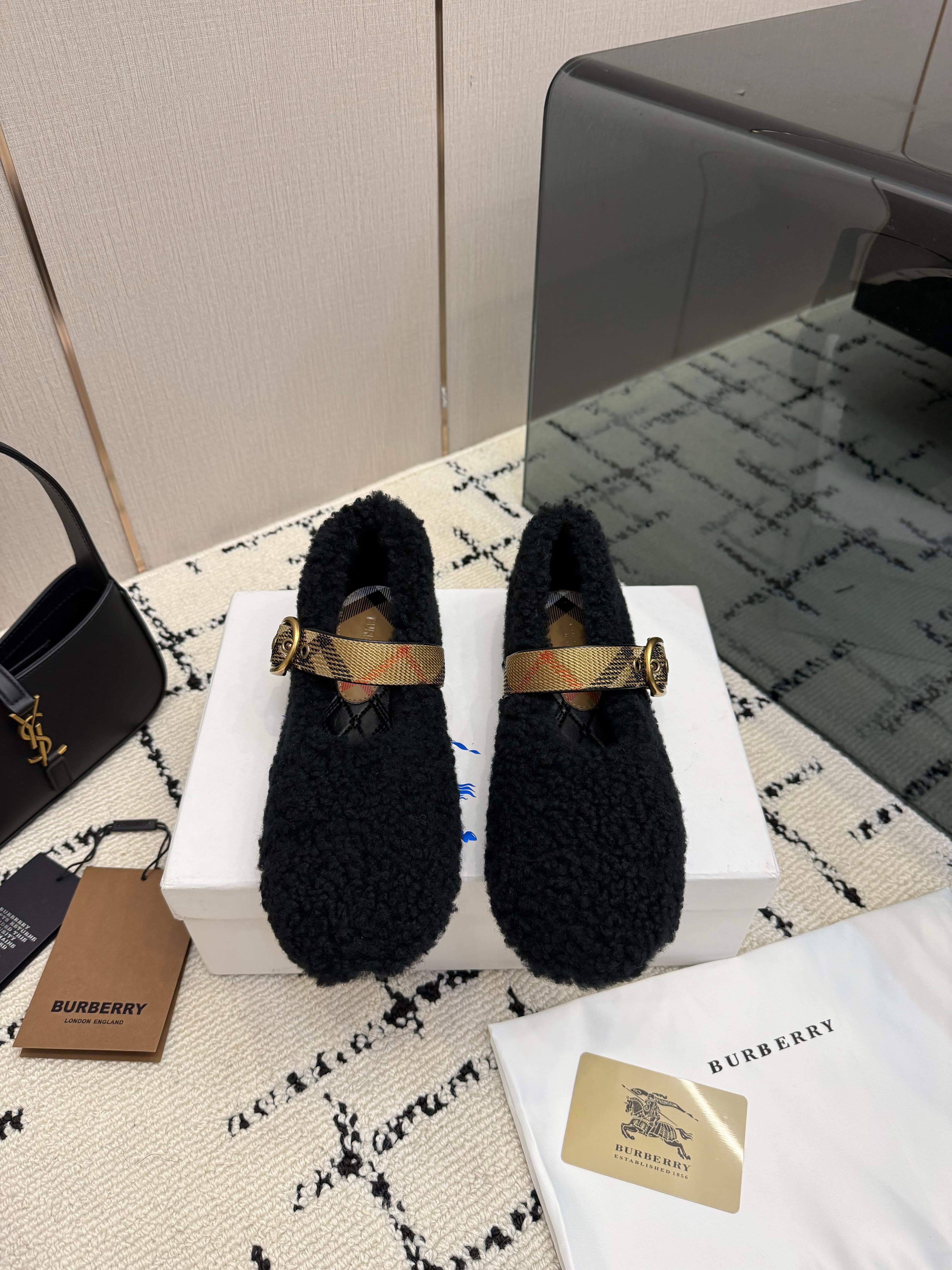 D3129 BURBERRY lamb hair band and Mary Jane shoes — image 1