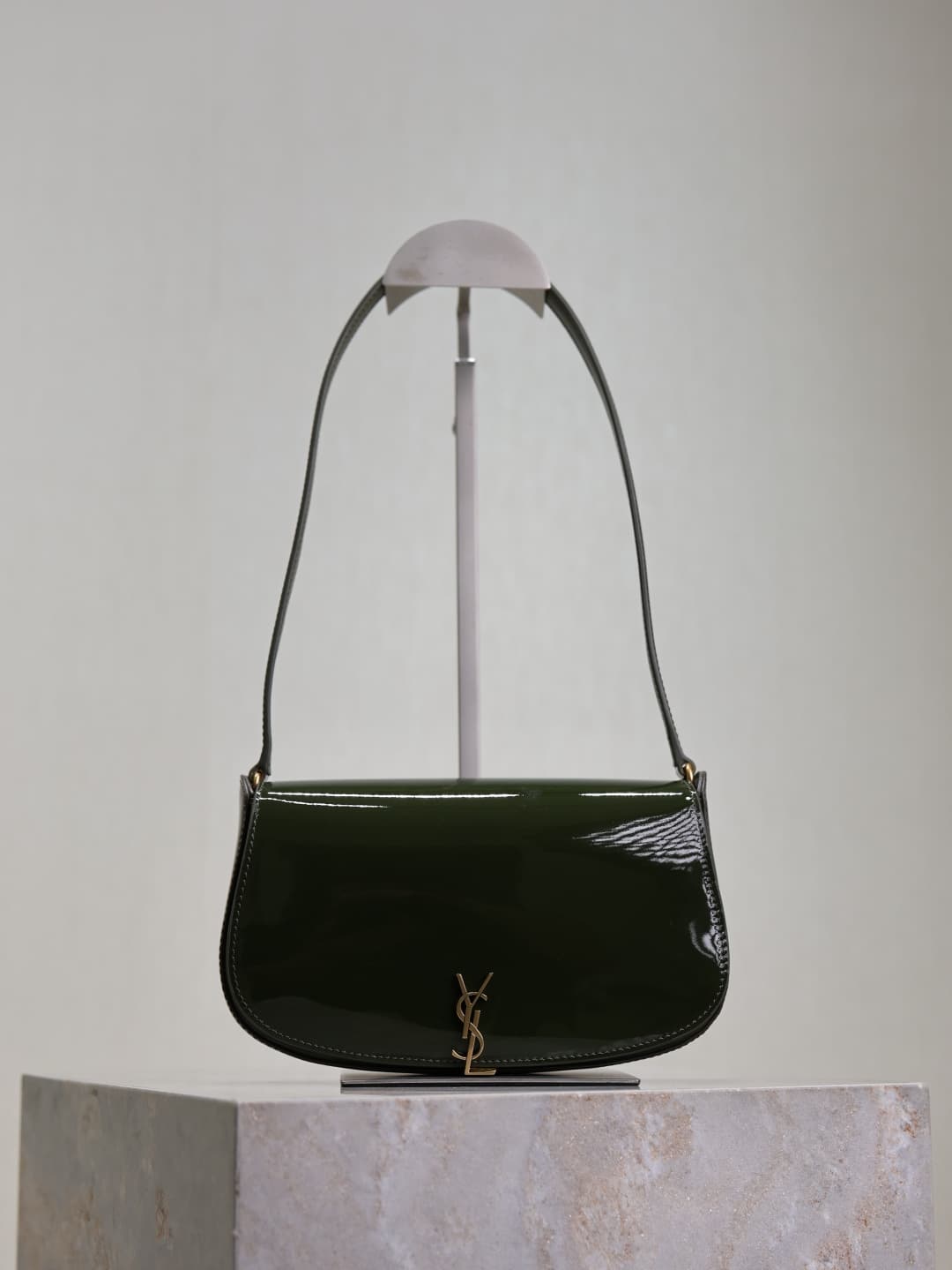 C8595 /Green lacquered leather· — image 1