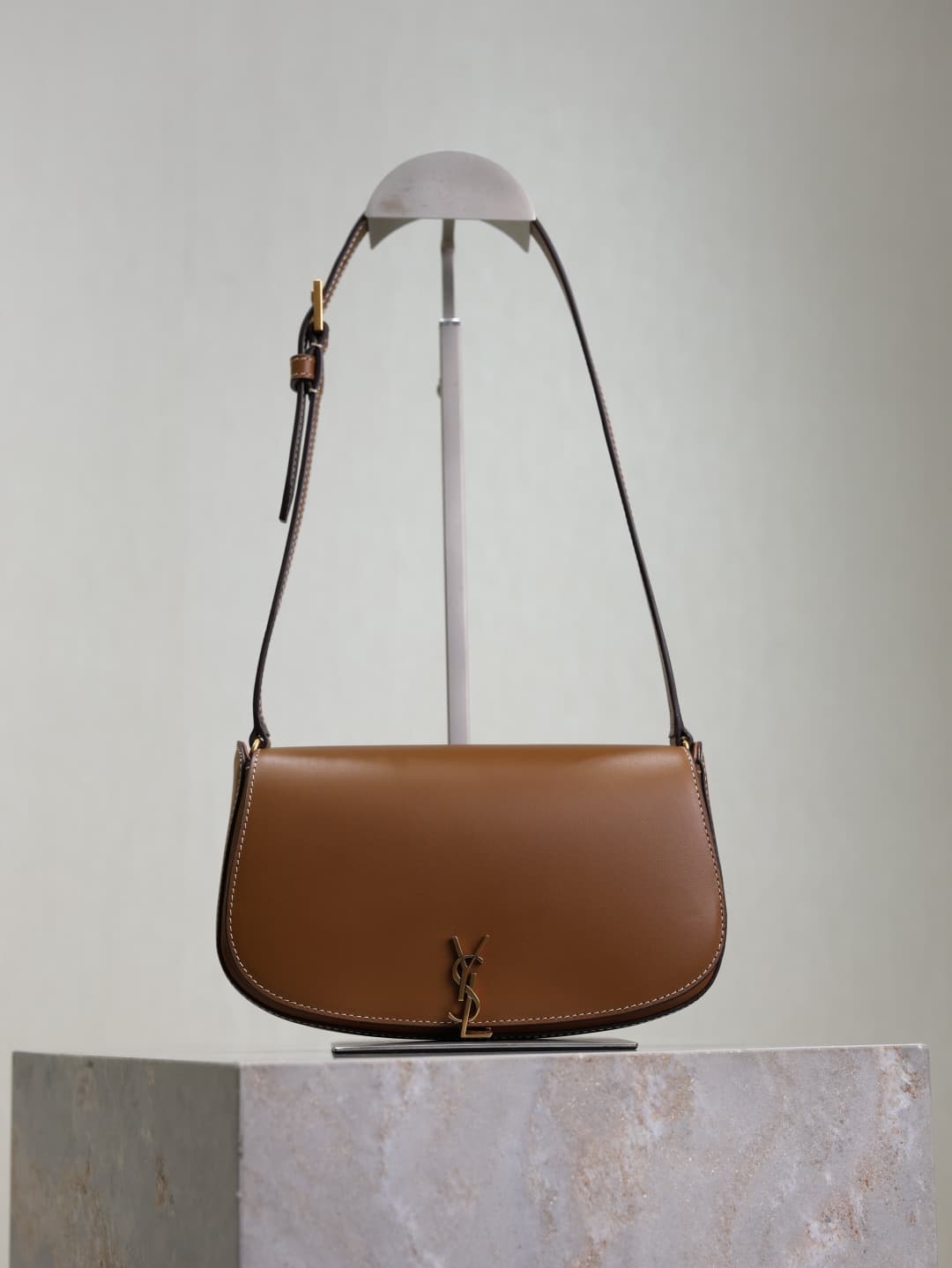 C8580 /Green lacquered leather· — image 1