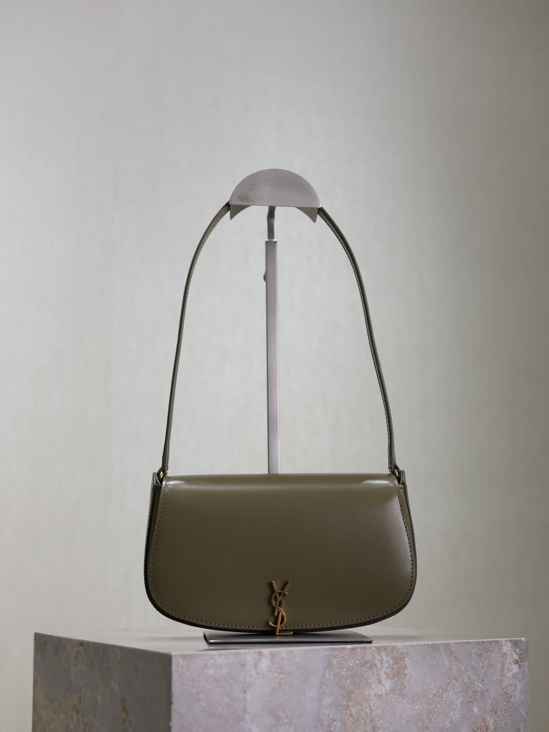 C8583 /Green lacquered leather· — image 1