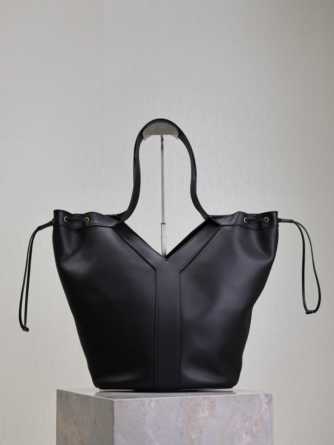 C8523 Y size leather HOBO handbag — image 1