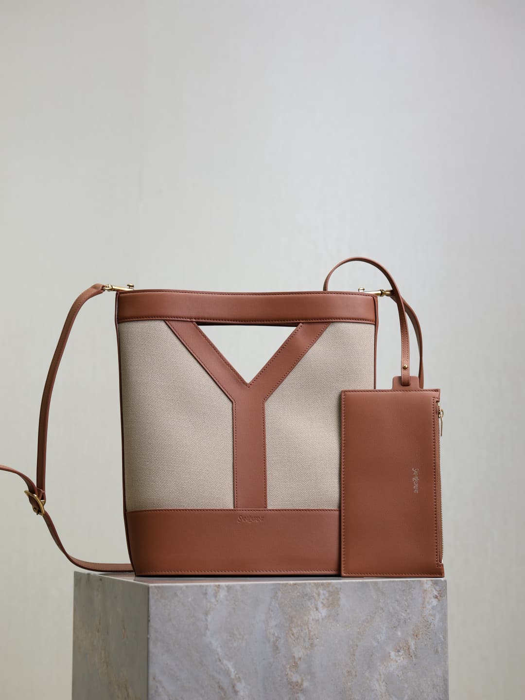 C8521 Caramel leather with canvas – — image 1