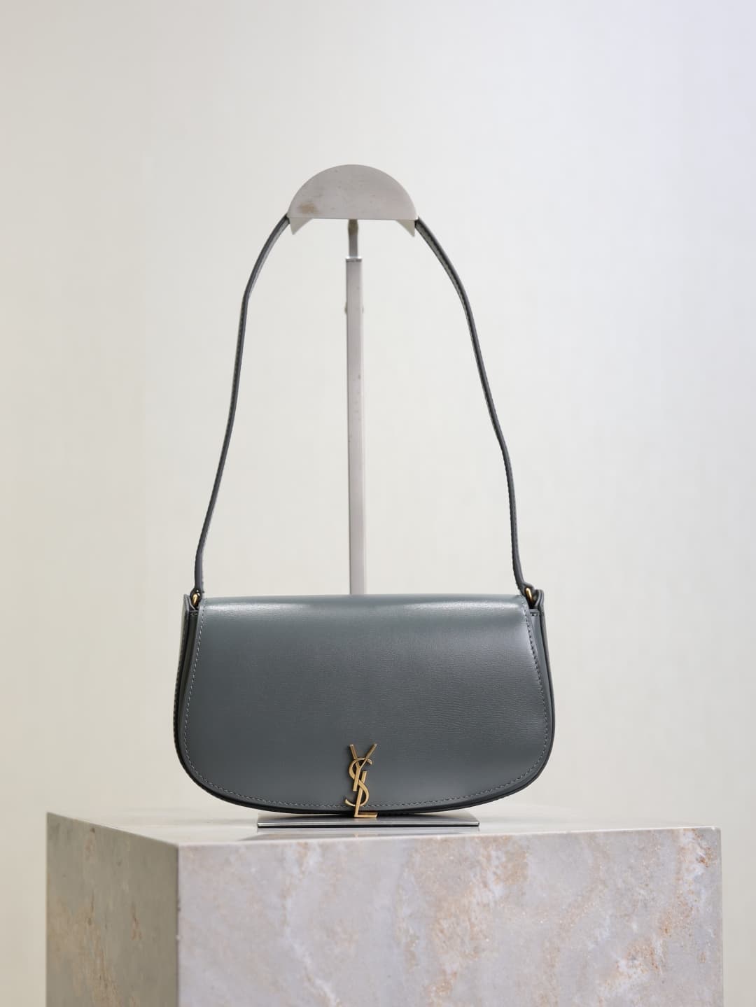 C8581 /Green lacquered leather· — image 1
