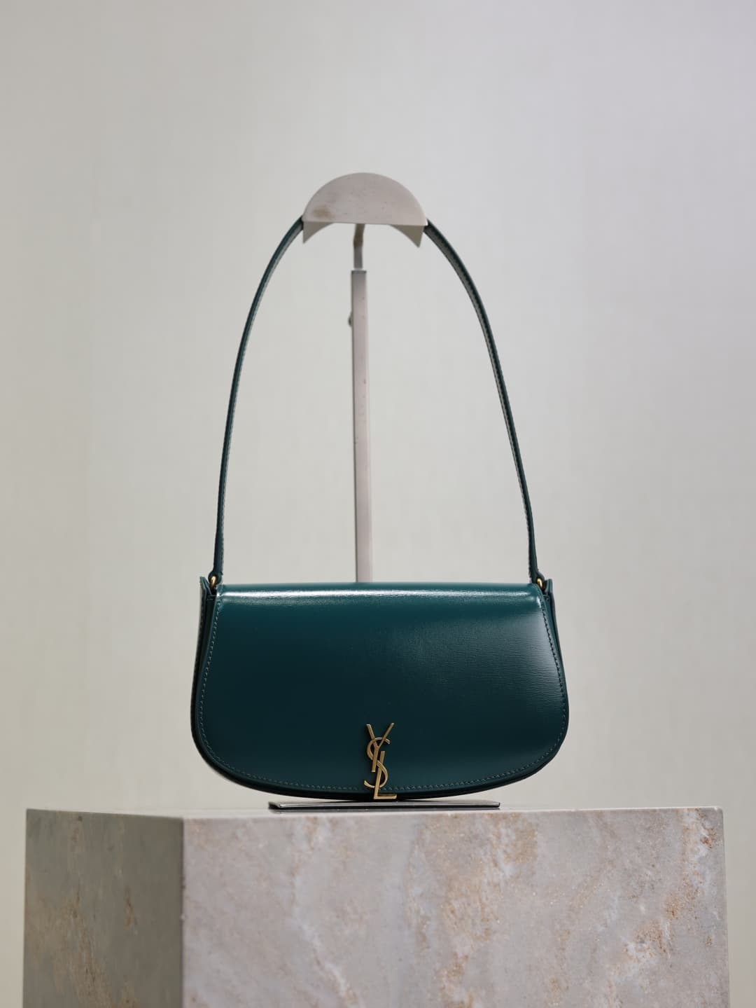 C8582 /Green lacquered leather· — image 1