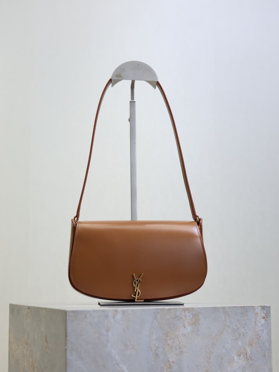 C8590 /Green lacquered leather· — image 1